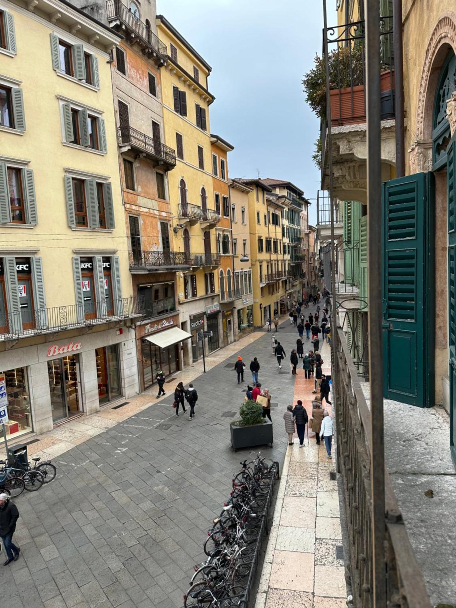 Luxury Flats , Piazza Erbe With Balcony On Main Square Apartment